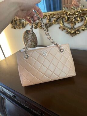 CHANEL Quilted Leather Shoulder Bag in Blush Pink with Silver Chain